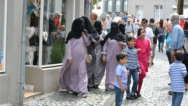 Γιατί δρομολογείται η αντικατάσταση των πληθυσμών;